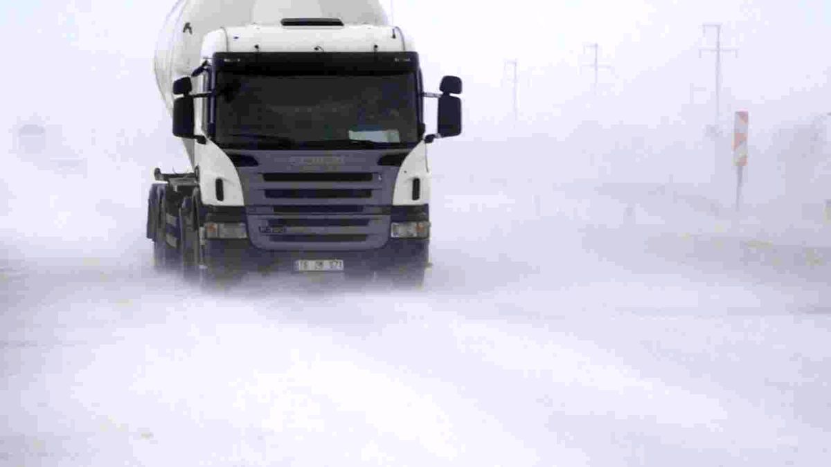 Konya\'da kar ve tipi ulaşımı etkiliyor