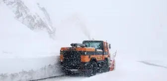 Konya yolunda kar kalınlığı 60 santim oldu