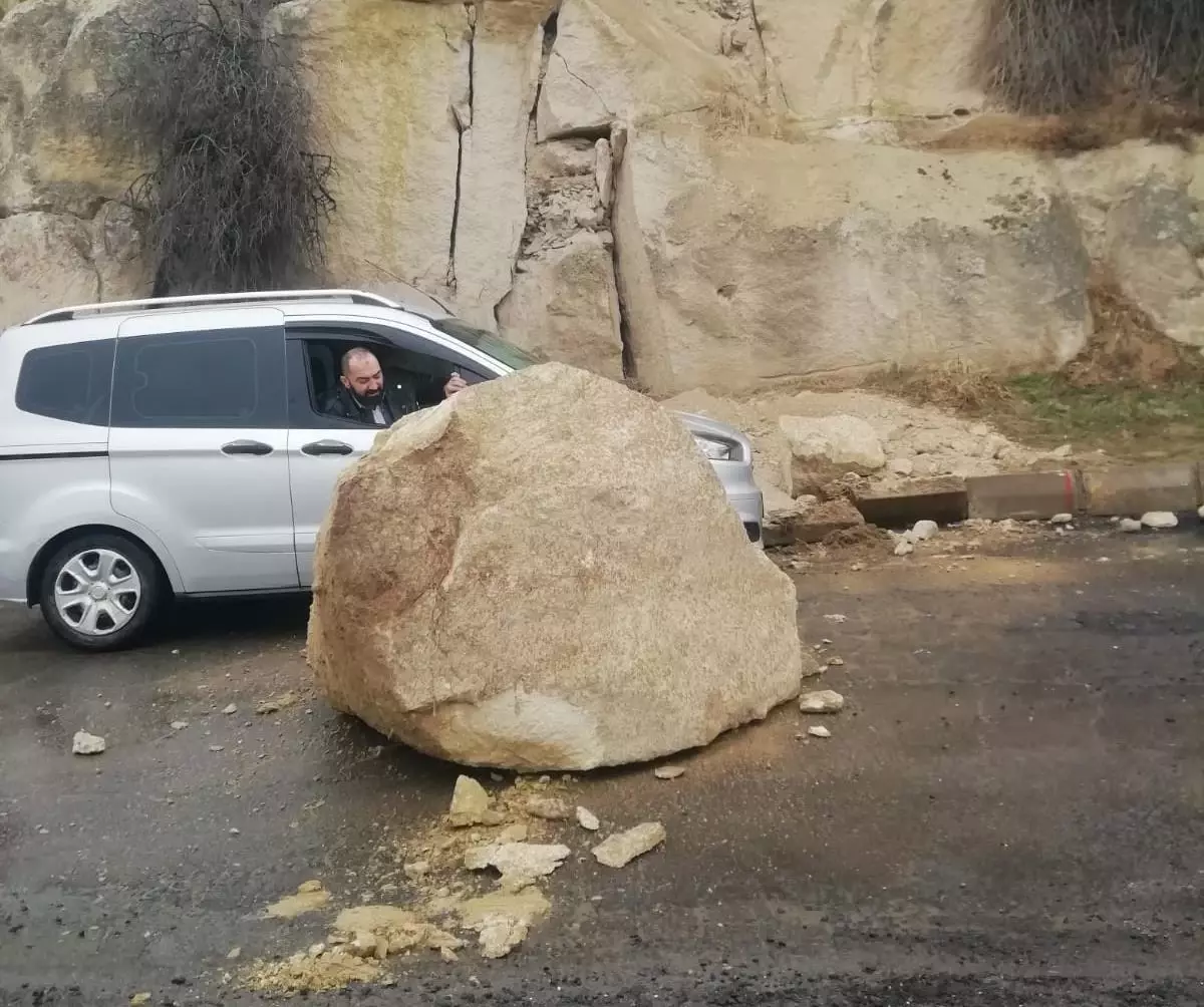 Nevşehir\'de kopan kaya parçası yola yuvarlandı