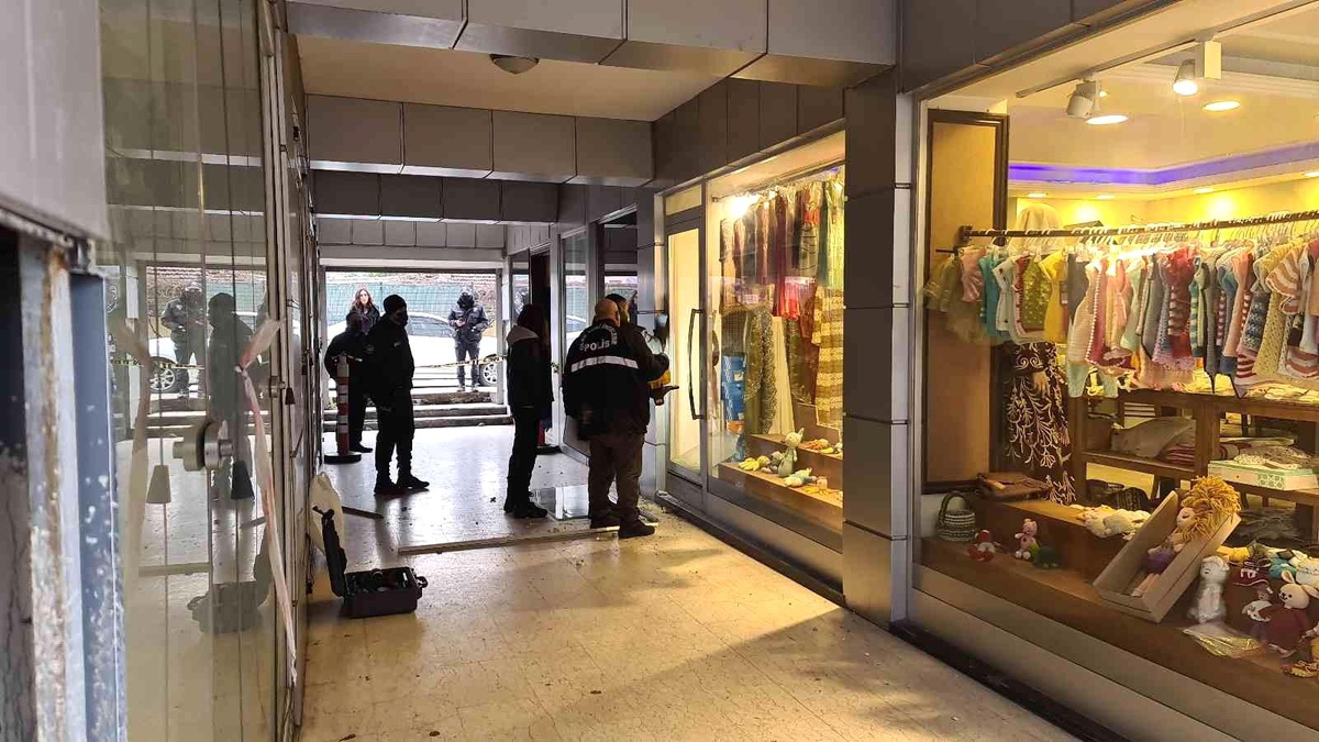 Kültürlü hırsız, bulduğu paraların yanında hikaye ve roman kitaplarını da çaldı