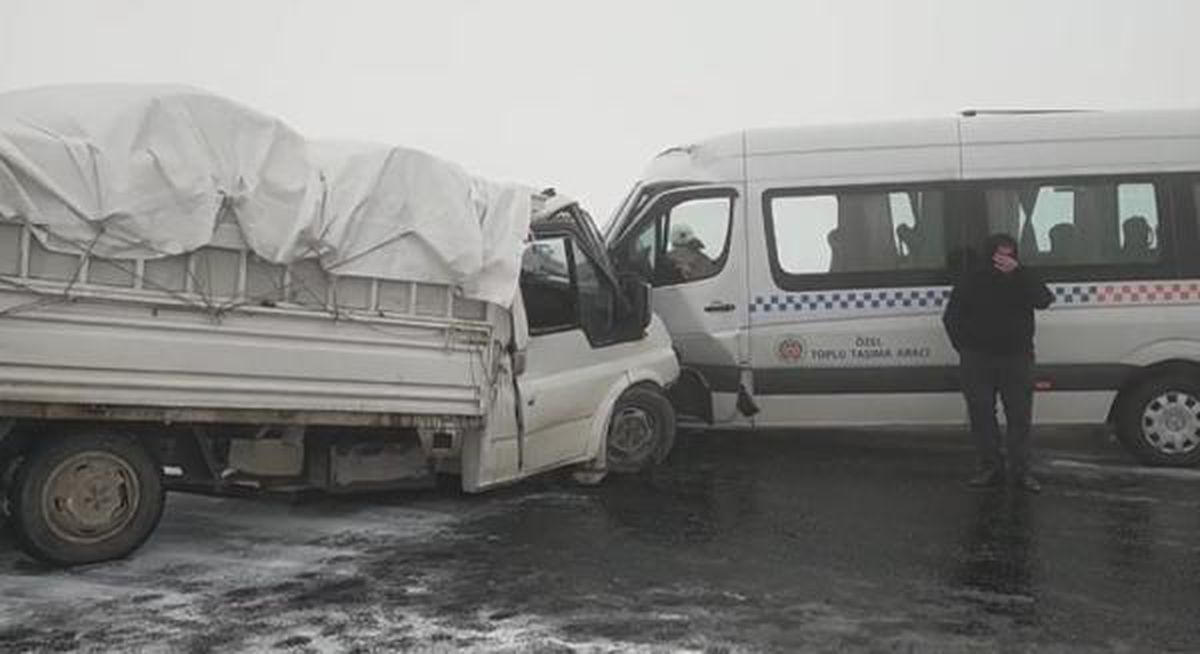MALATYA'DA YOLCU MİNİBÜSÜ İLE KAMYONET ÇARPIŞTI 9 YARALI