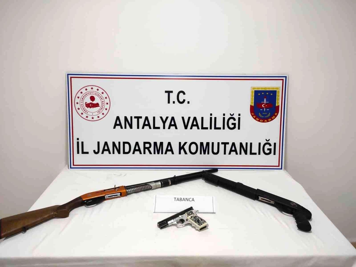 Manavgat\'ta cezaevinden izinli çıkıp tabanca ve av tüfeği ile yakalandı