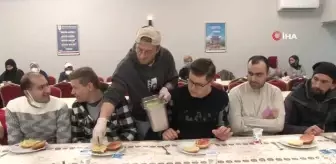 MasterChef yarışmacısı Tahsin Küçük, Down sendromlu gençlerle hamburger yaptı