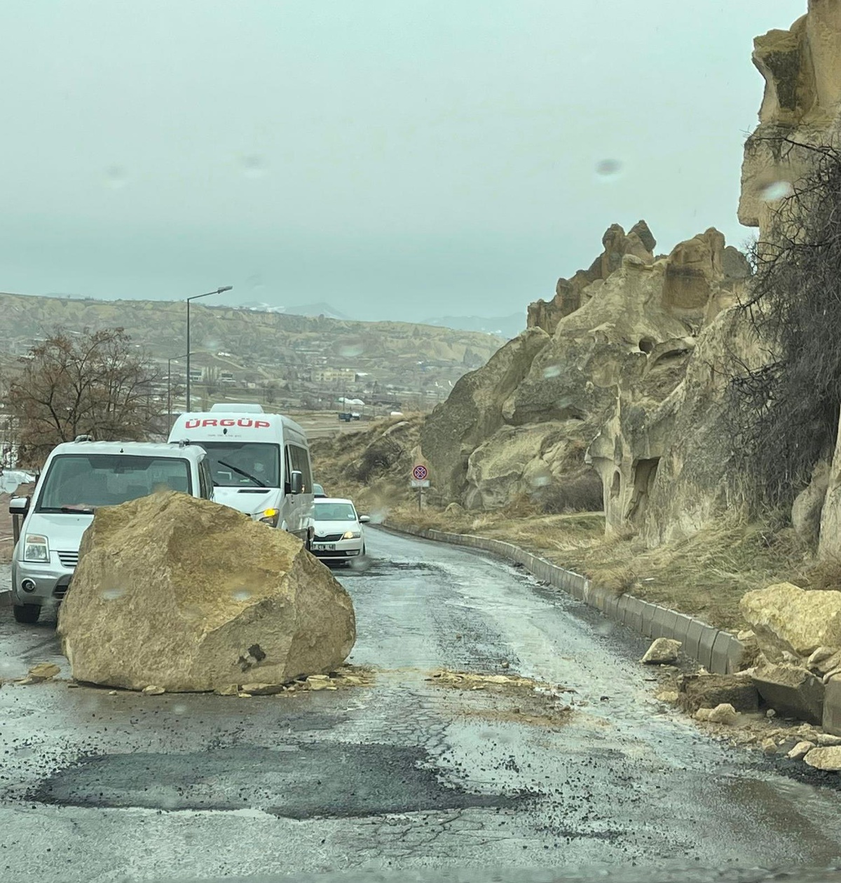 Nevşehir\'de kaya parçası yola yuvarlandı