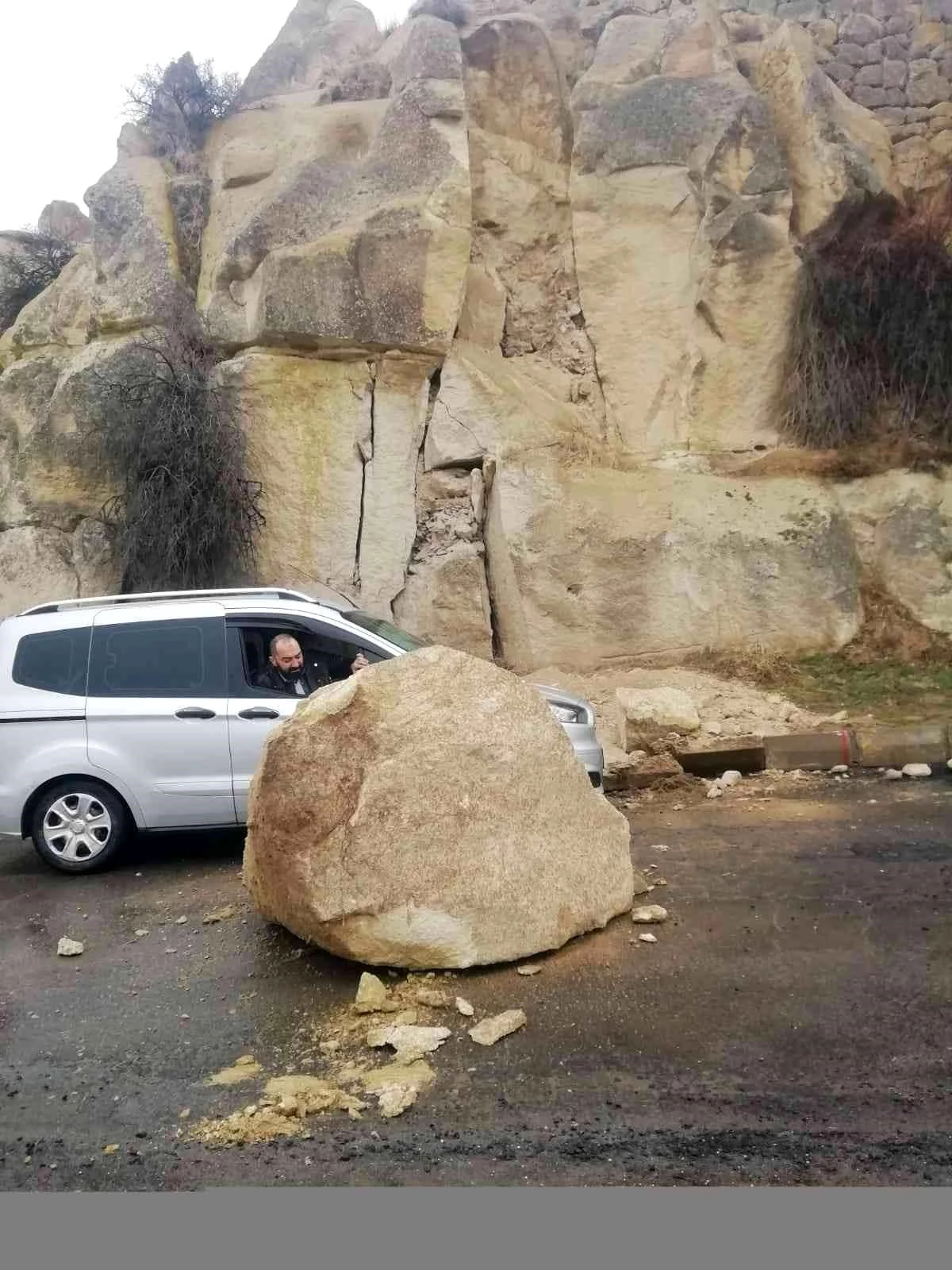 Nevşehir\'de kopan kaya parçası yola yuvarlandı