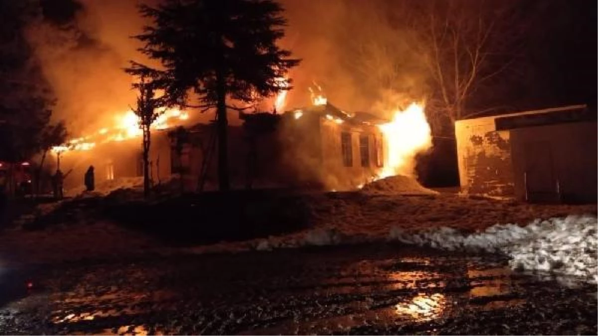 Osmaniye\'de köy okulu alev alev yandı