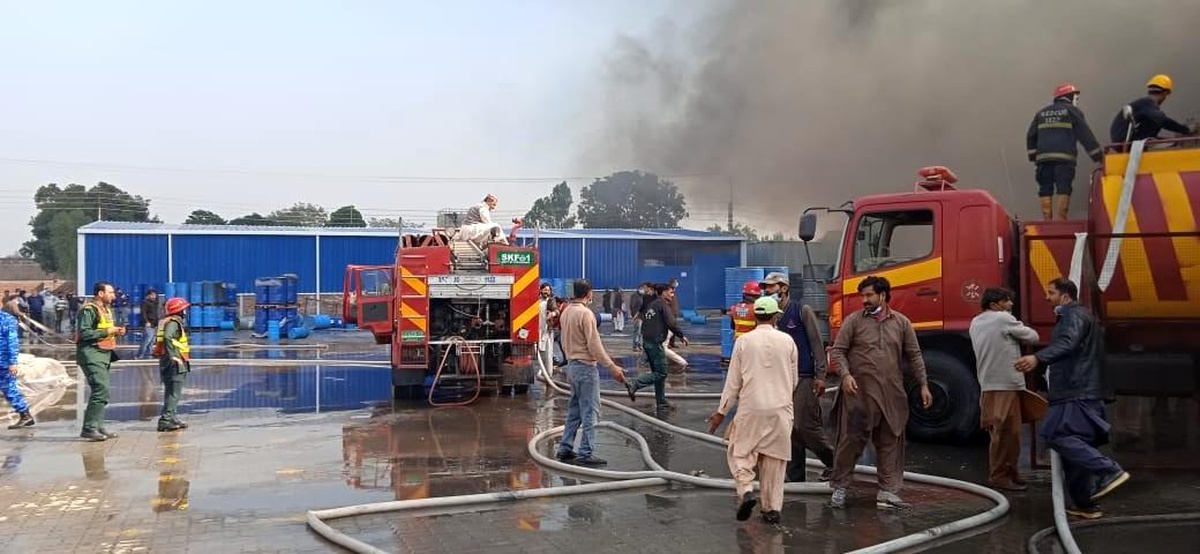 Pakistan\'da ayakkabı fabrikasında yangın: 15 yaralı