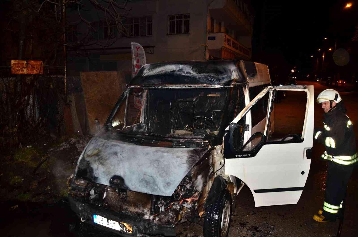 Park halindeyken yanan minibüs kullanılamaz hale geldi