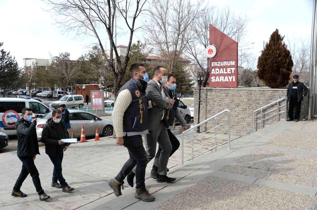 Son dakika haber... Taksicinin aracını bağlamak isteyen polisi sürüklediği anlar kamerada