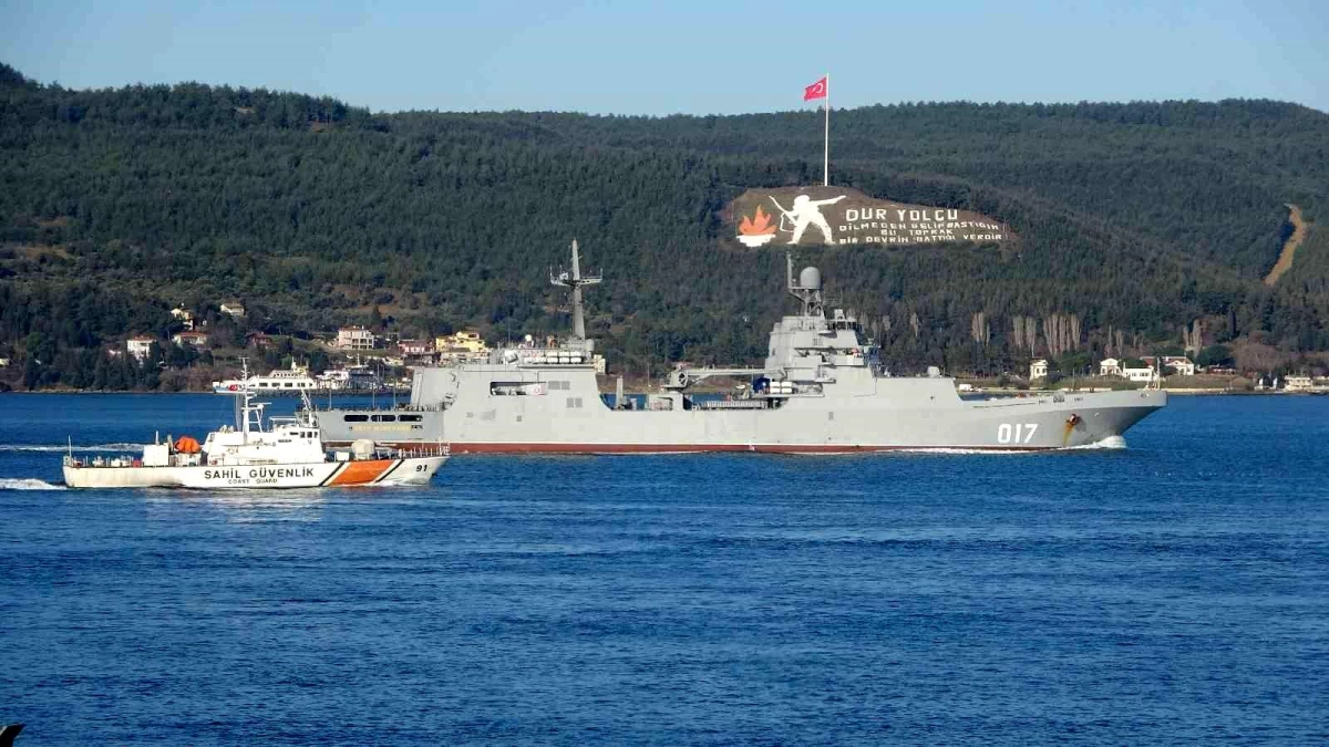 Rus savaş gemileri peş peşe Çanakkale Boğazı\'ndan geçti