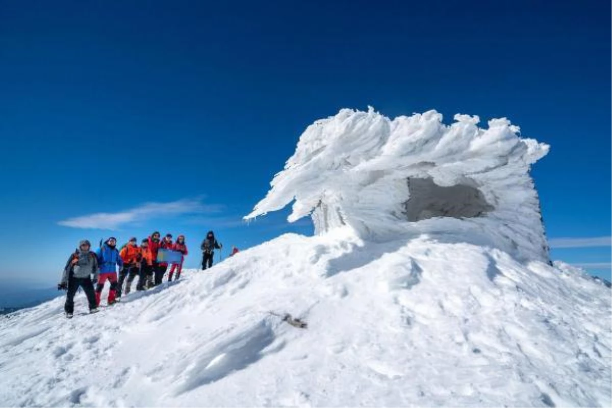 Sandras Dağı\'nın zirvesinde taş barınak buz tuttu