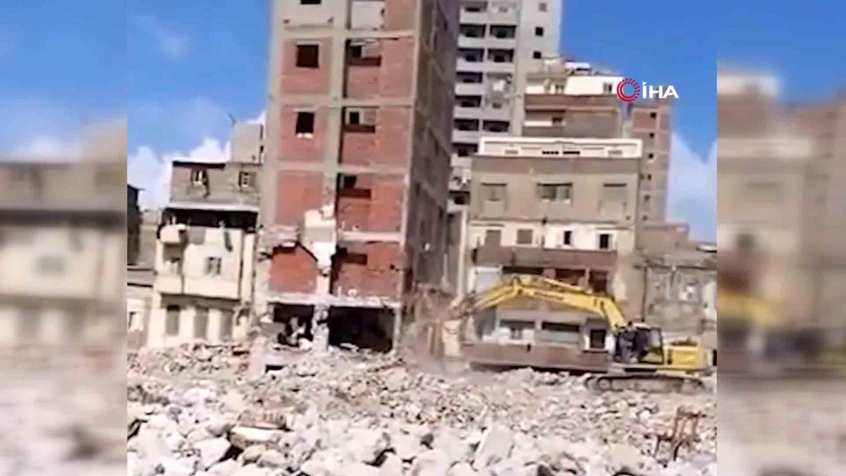 Suudi Arabistan\'da bina iş makinesinin üzerine devrildi