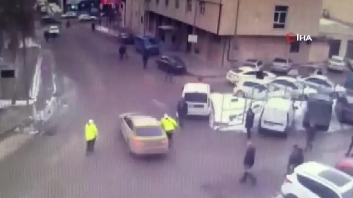 Taksicinin aracıyla polisi sürüklediği anlar kamerada