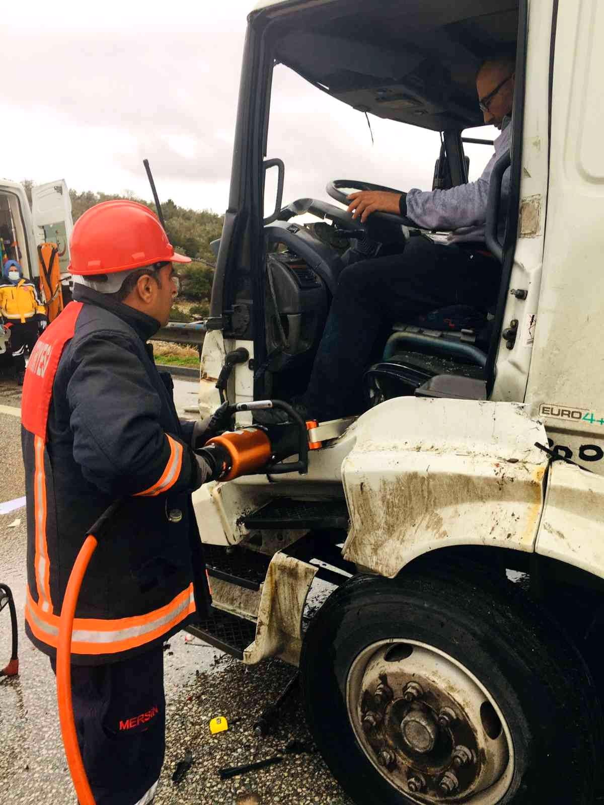 Tıra çarpan kamyonun sürücüsü yaralandı