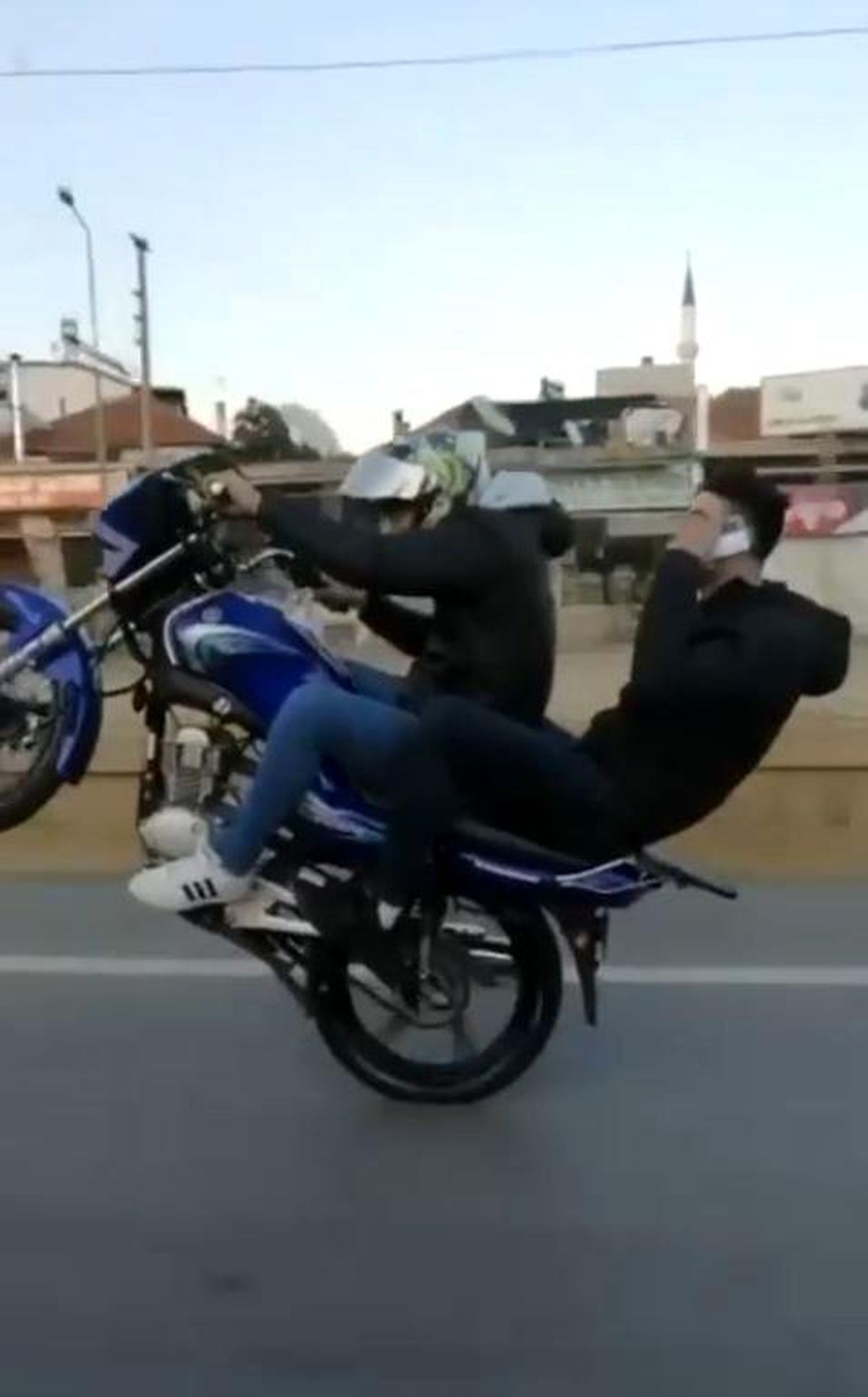 Trafikte tek teker üzerinde giden motosiklet sürücüsüne 2 bin 400 lira ceza