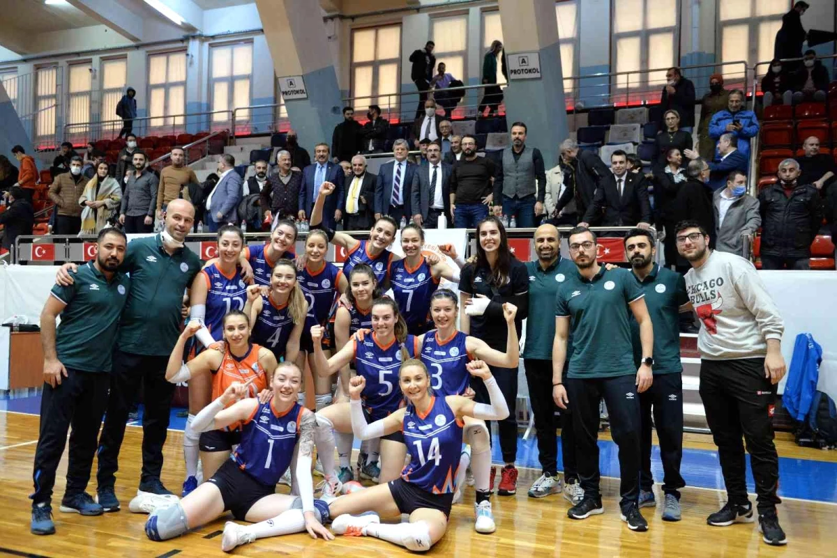 Türkiye Kadınlar Voleybol 1. Ligi: Çukurova Belediyesi: 3 Vakıfbank: 0