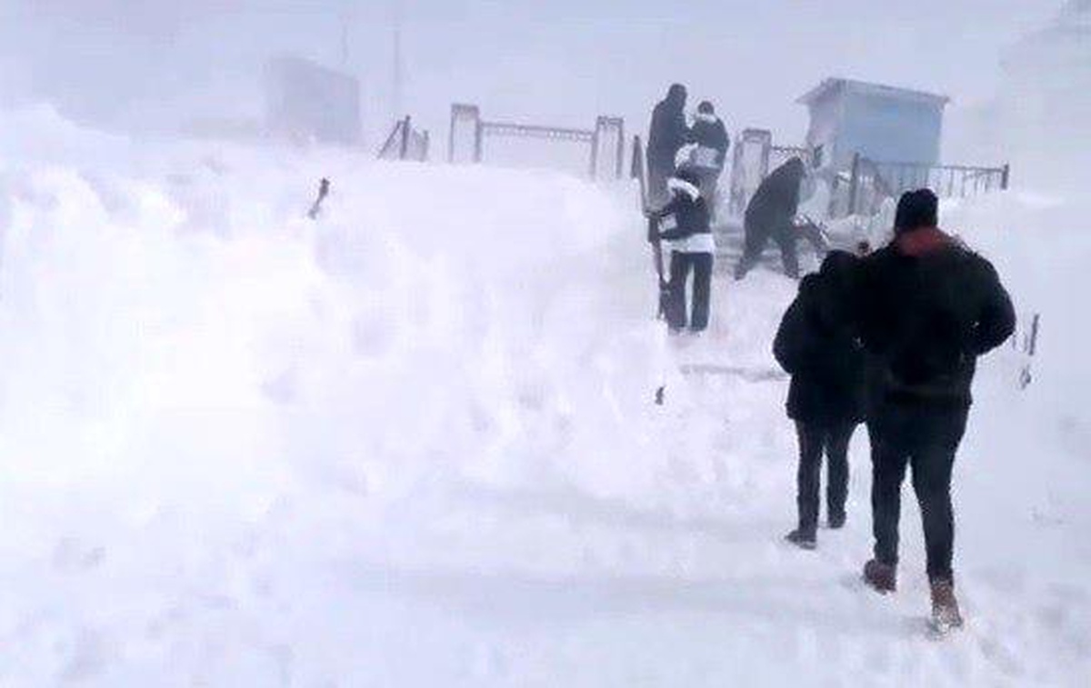 Uludağ\'da kar fırtınası karavanları böyle yuttu