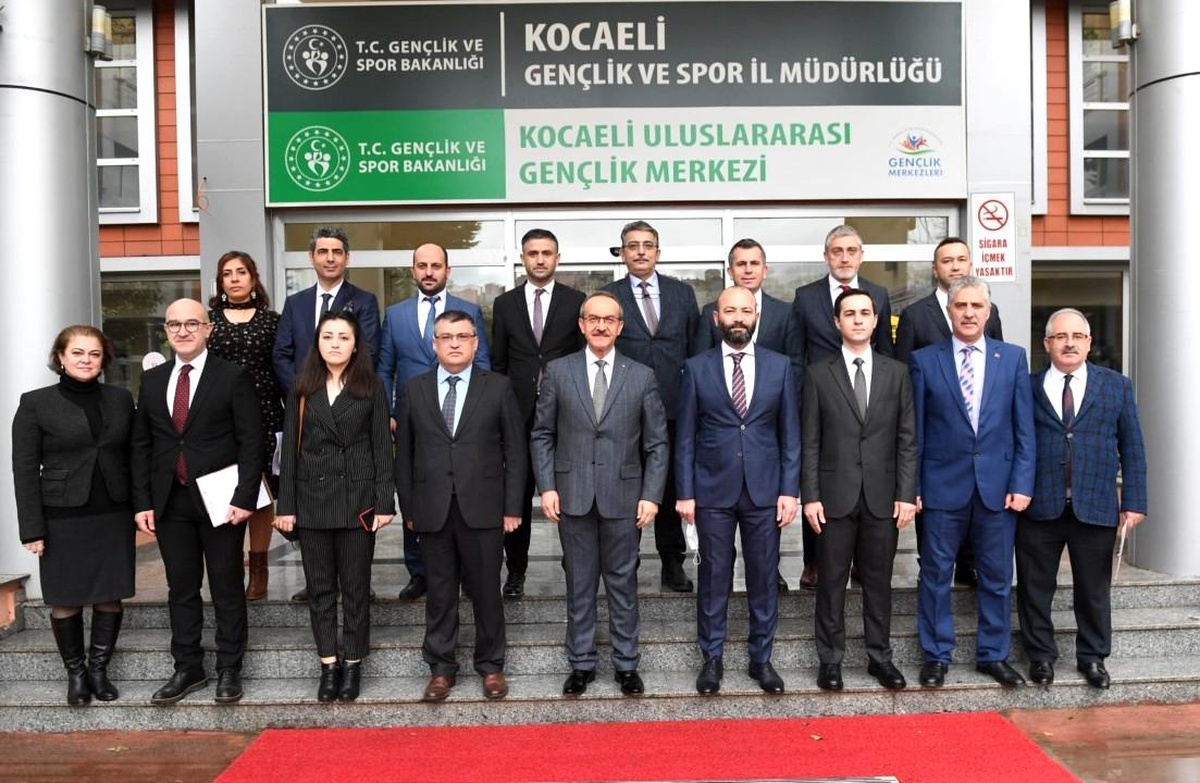 Vali Yavuz\'dan Gençlik ve Spor İl Müdürlüğü\'ne ziyaret