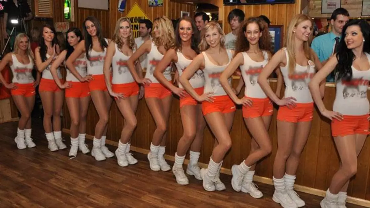 Yarı çıplak kadın garsonlar ortalığı karıştırdı! Belediye şikayet üzerine restoranı kapattı