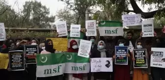 YENİ DELHİ - Müslüman Öğrenci Federasyonu üyeleri başörtüsü yasağını protesto etti