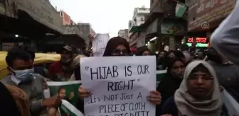 YENİ DELHİ - Müslüman Öğrenci Federasyonu üyeleri başörtüsü yasağını protesto etti (2)