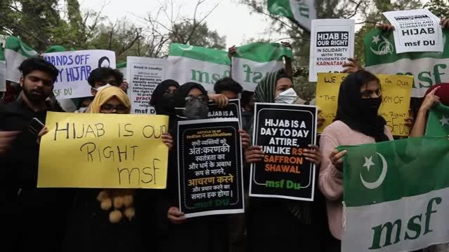 YENİ DELHİ - Müslüman Öğrenci Federasyonu üyeleri başörtüsü yasağını protesto etti