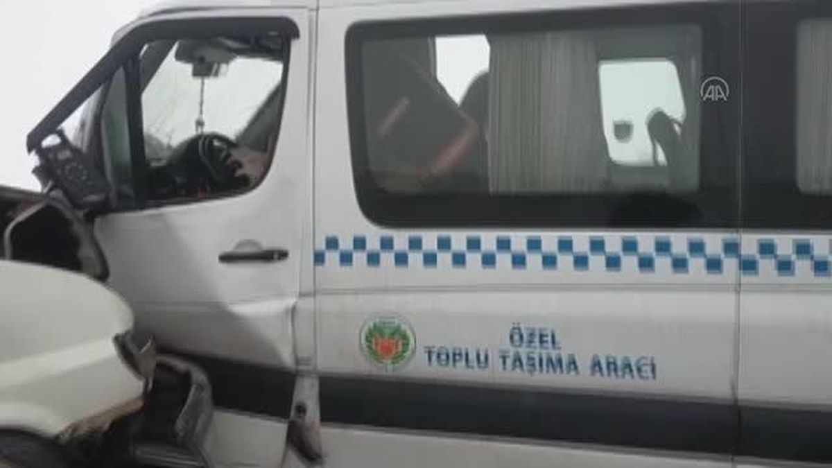 Malatya'da yolcu minibüsü ile kamyonet çarpıştı, 9 kişi yaralandı