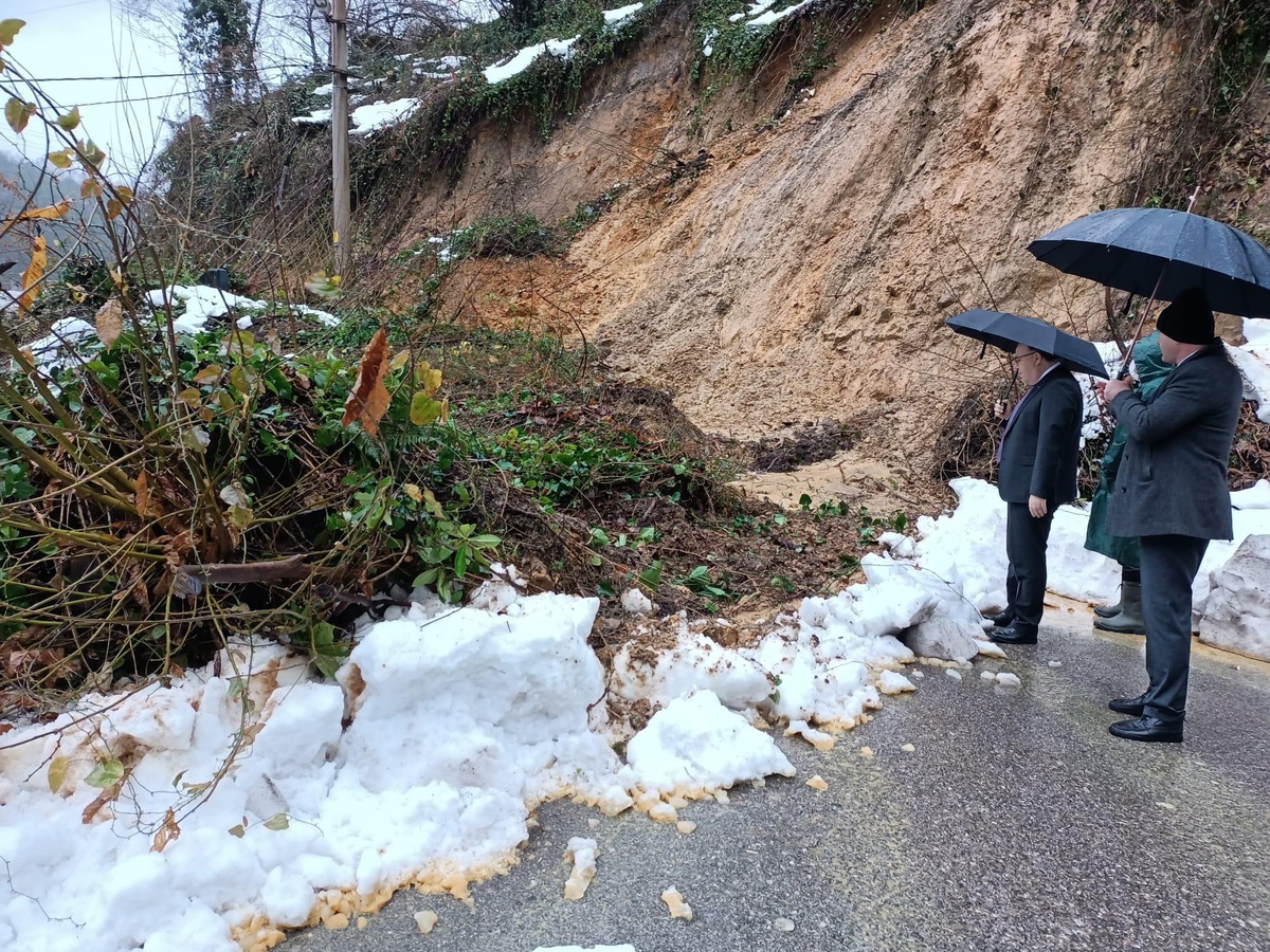 Zonguldak\'ta heyelan nedeniyle Kardeşler köy yolu ulaşıma kapandı