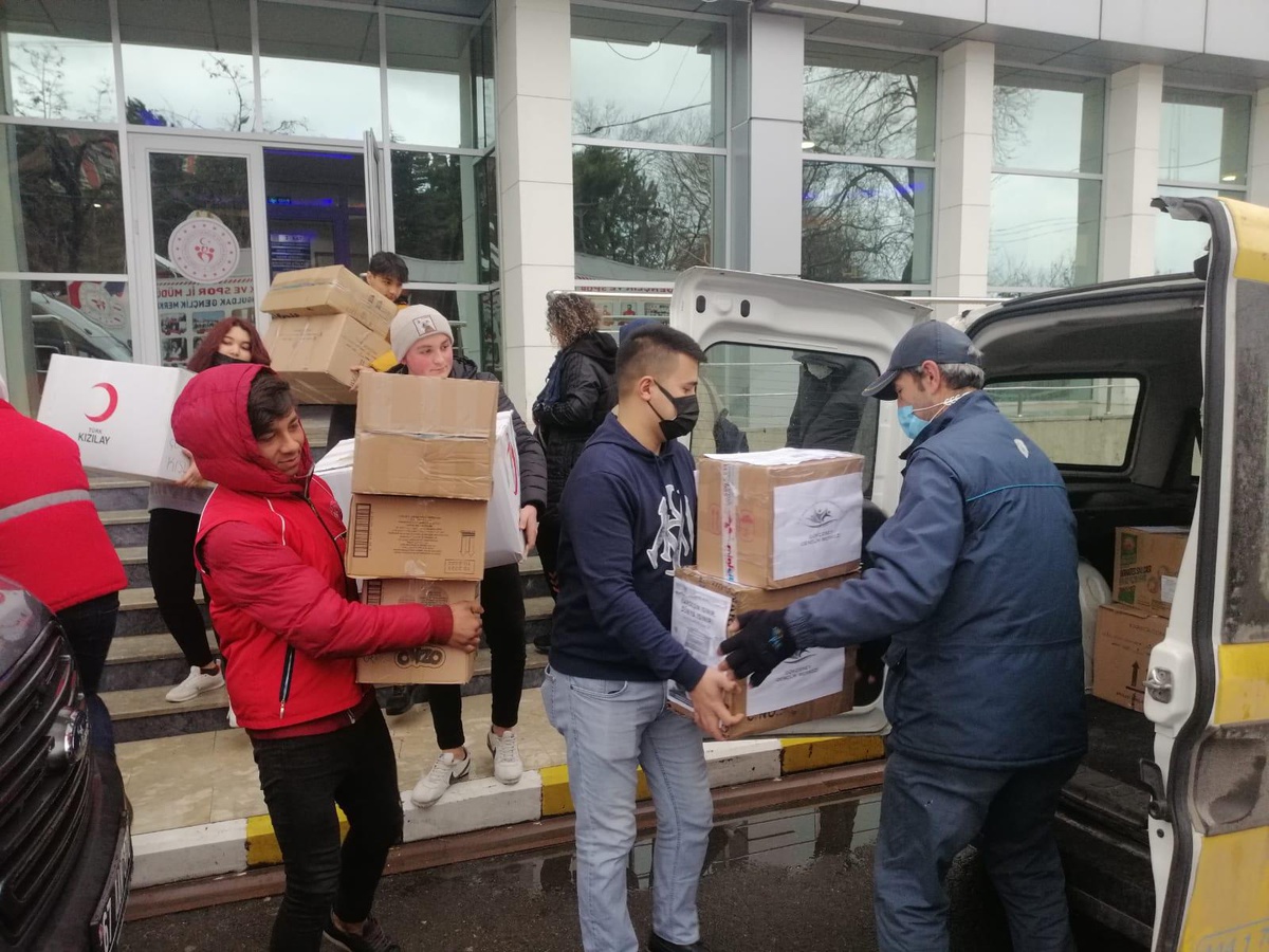 Zonguldak\'taki gençlerden savaş mağduru mültecilere giysi yardımı