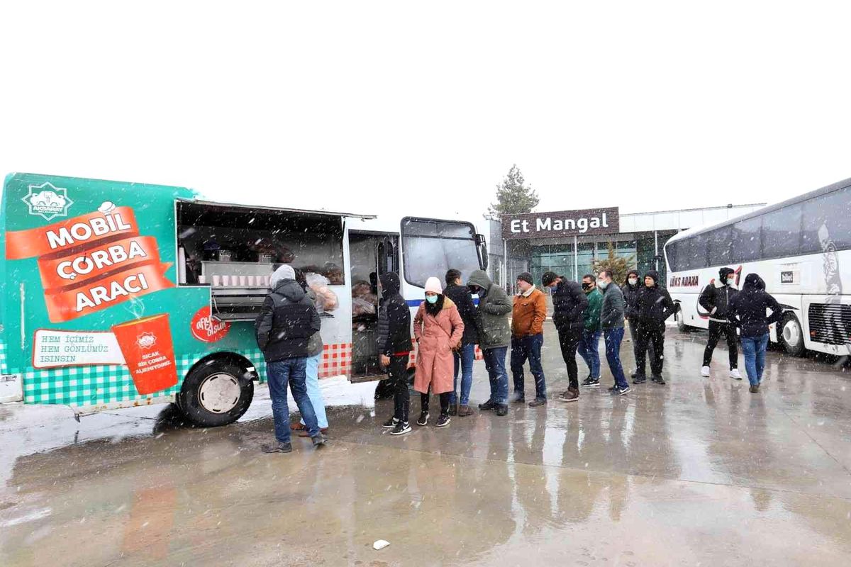 Aksaray Belediyesi\'nden kar ve tipide kalanlara çorba ikramı