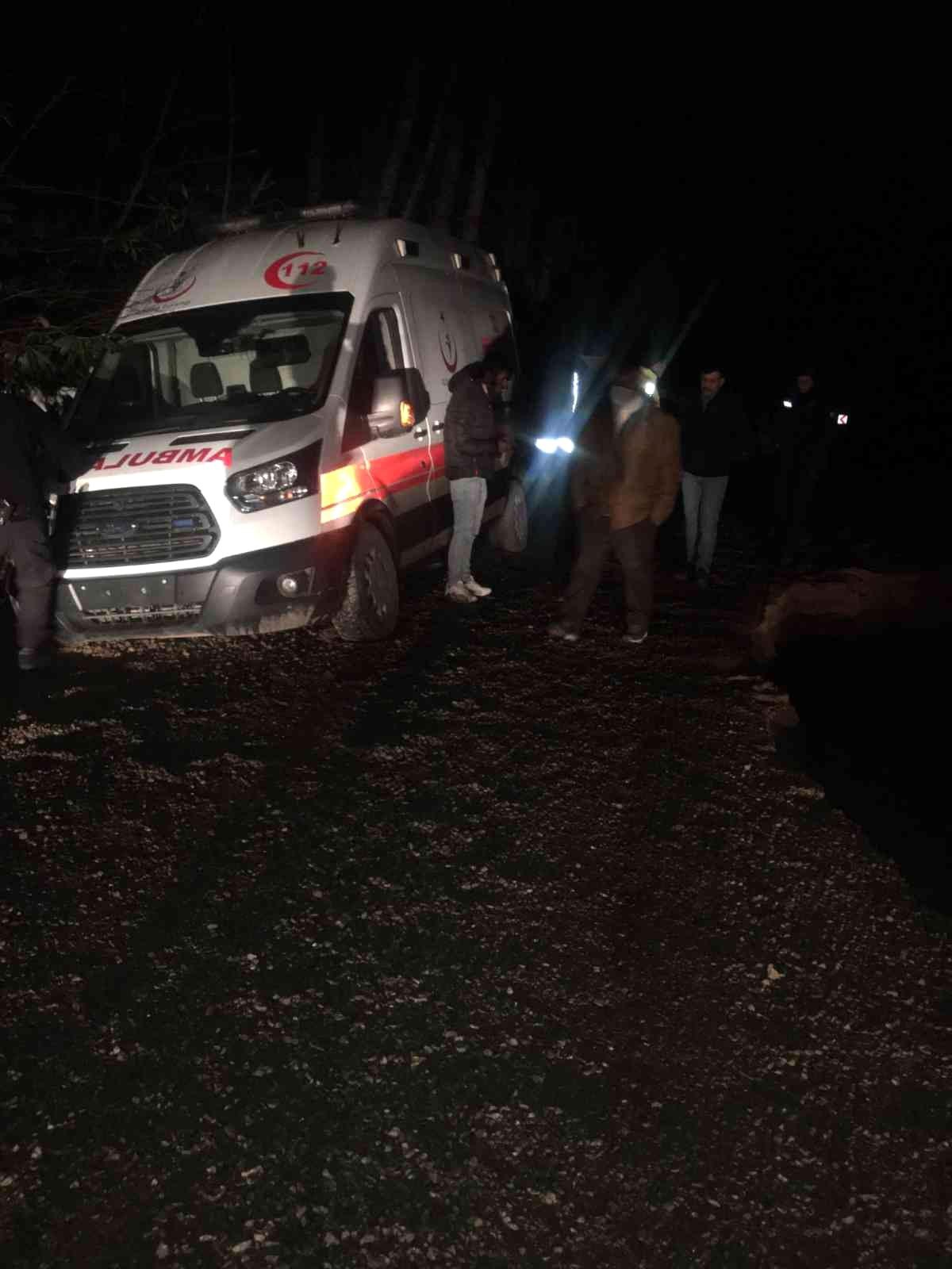 Ambulans son anda uçuruma yuvarlanmaktan kurtuldu!