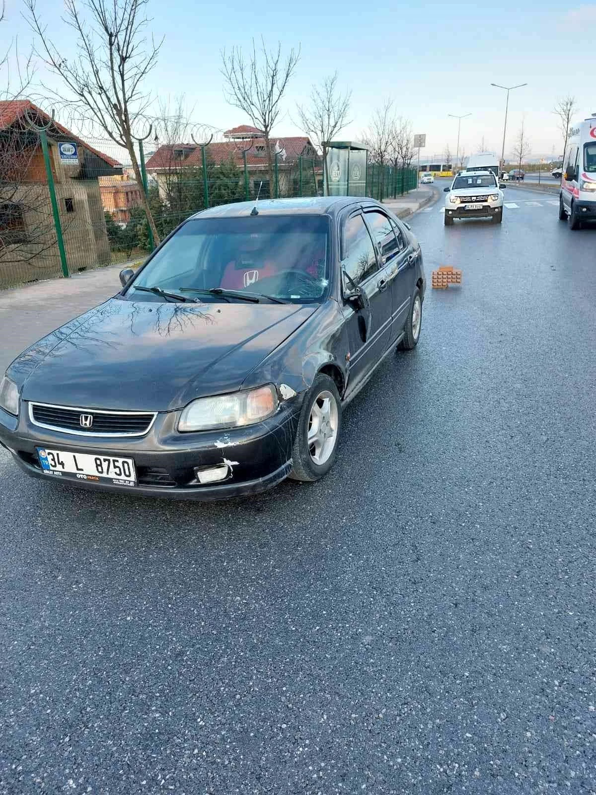 Arnavutköy\'de yolun karşısına geçmeye çalışan kadına otomobil çarptı
