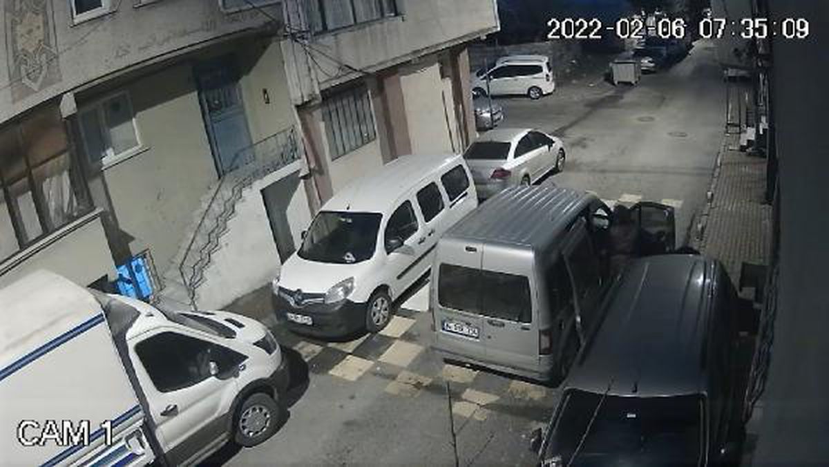 BAĞCILAR'DA TESİSATÇININ ARACINDAKİ MALZEMELERİ ÇALDILAR