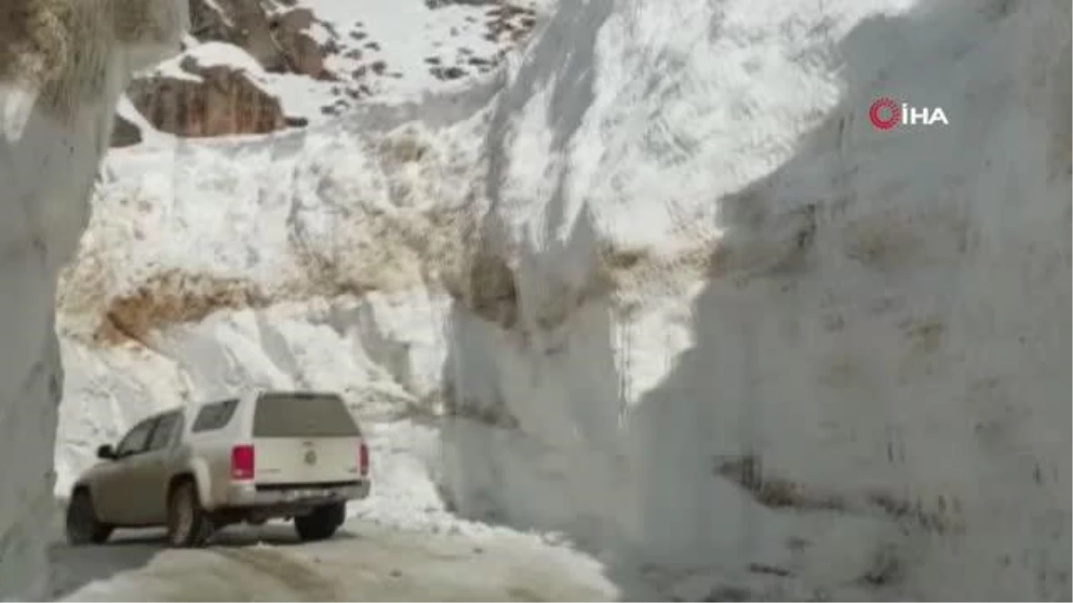 Bahçesaray Dikmetaş yolu ulaşıma açıldı... Yolun açılan kısımları tünelleri andırdı