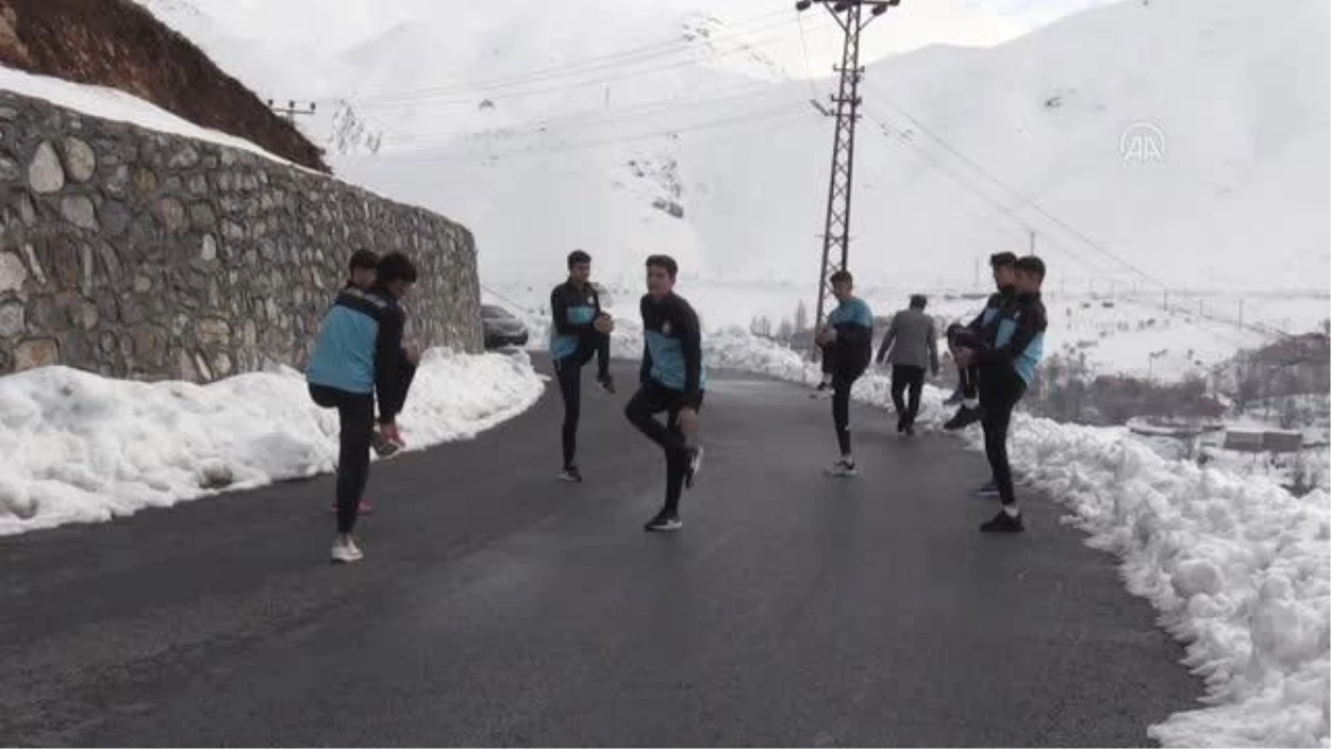 Bitlisli atletler karlı sokaklarda şampiyona için ter döküyor