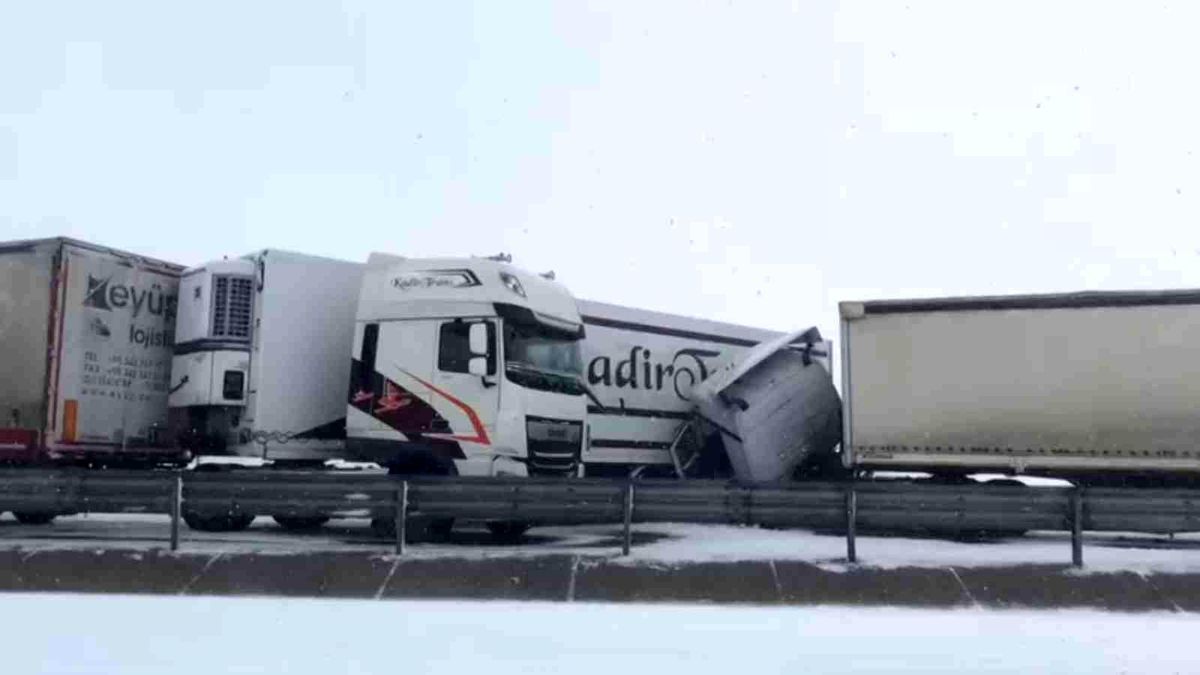 Buzlanan yolda zincirleme kaza: 4 yaralı