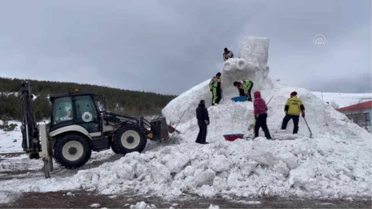 Çıldır\'daki buz festivali için kardan devasa Atatürk heykeli yapılıyor