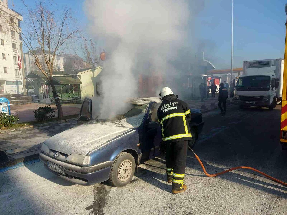 Çocuklarıyla seyir halinde olduğu araç yandı