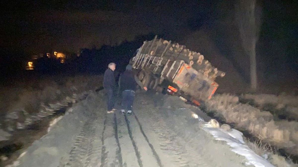 Çöken yolda batan tomruk yüklü kamyon devrilmekten son anda kurtuldu