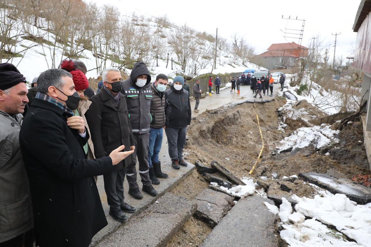Düzce\'de heyelan nedeniyle köy yolunda çökme meydana geldi