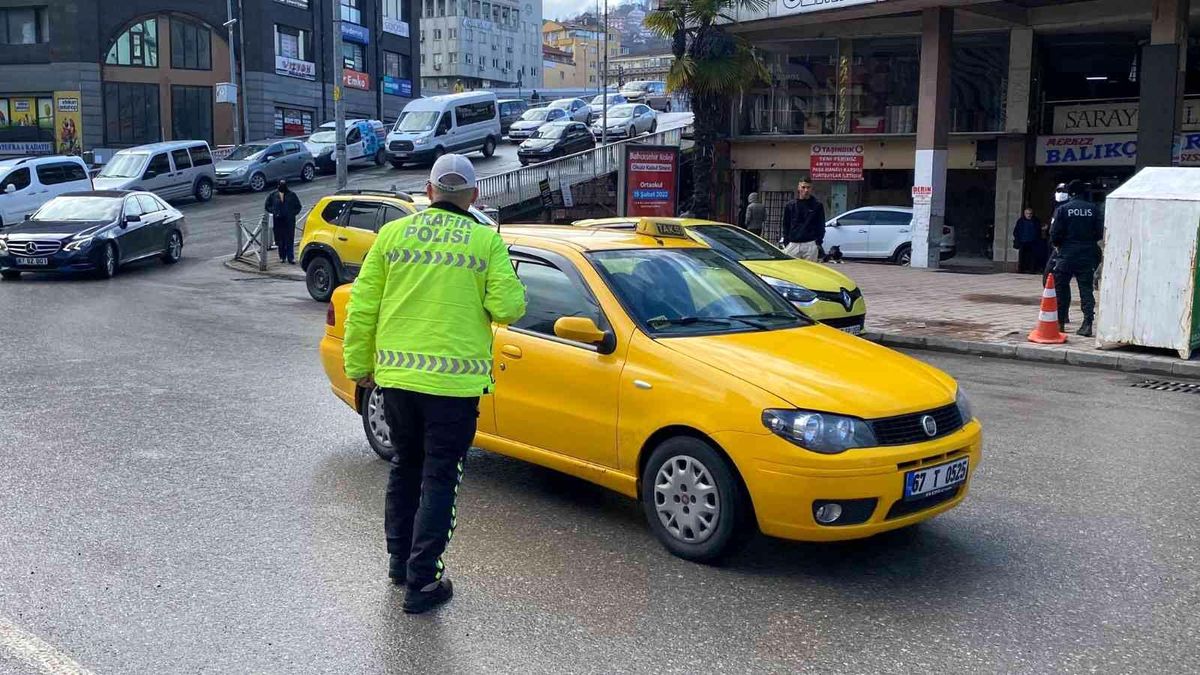 Ekipler caddedeki parklara göz açtırmıyor