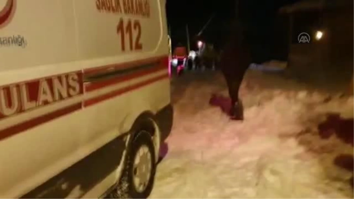 Ekipler kardan yolu kapanan köydeki tansiyon hastası için seferber oldu