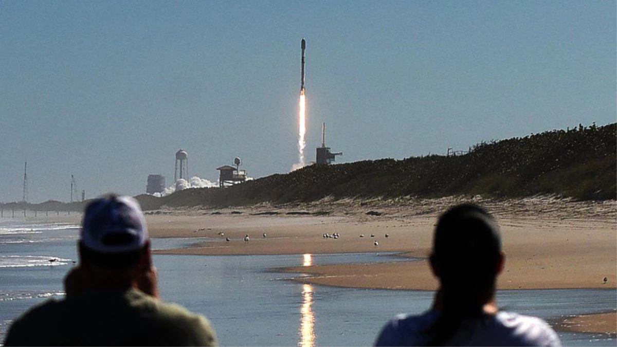 Elon Musk\'ın SpaceX şirketinin 40 uydusu yanarak düştü