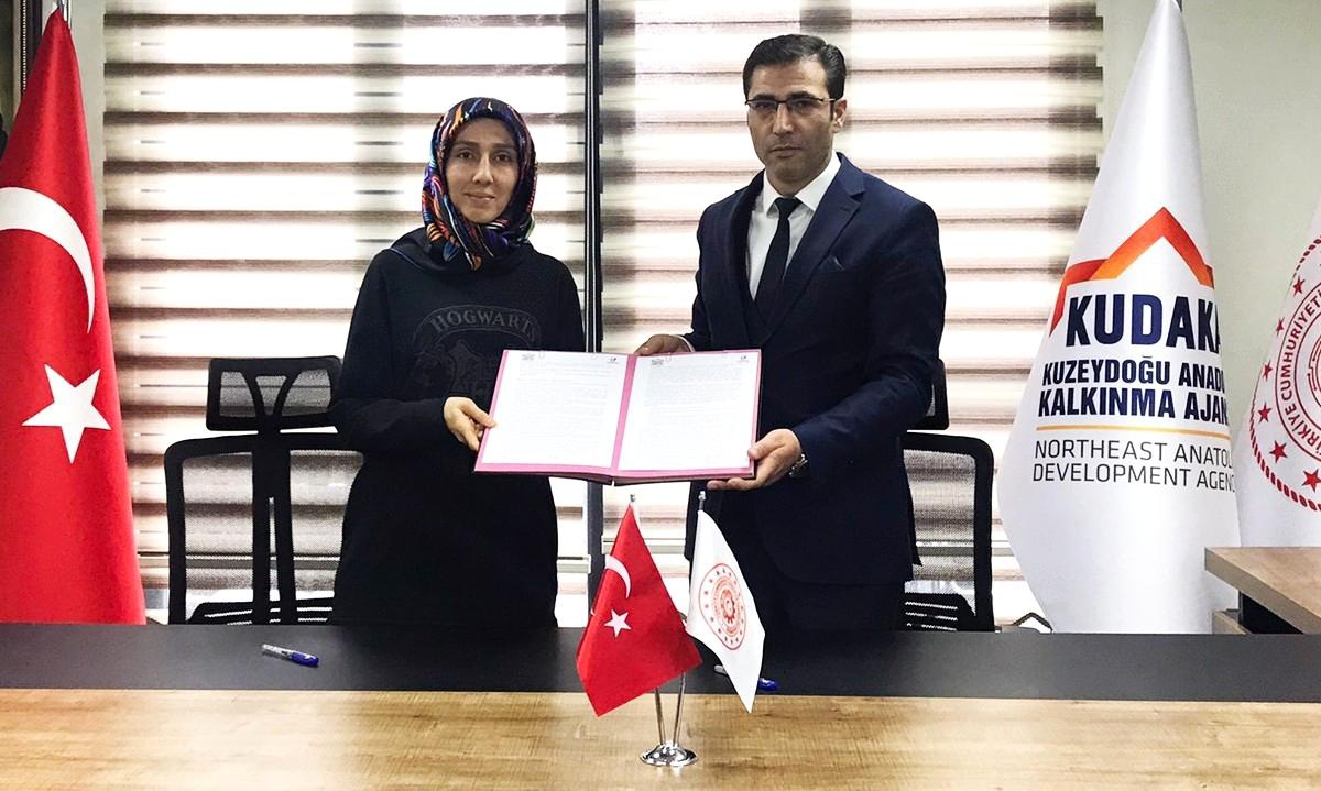Erzincan\'ın meyveleri Türkiye\'nin şerbetlerine dönüşüyor