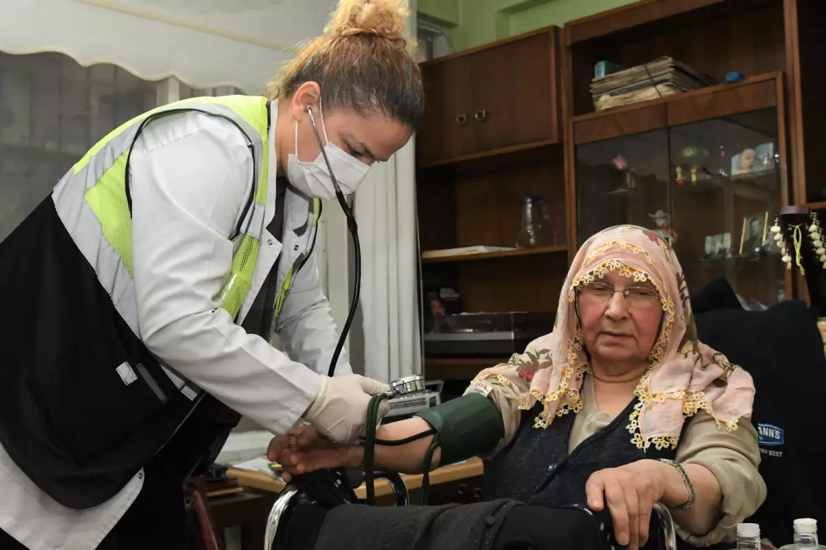 Evde tedavi hizmeti verilen kadın sağlık ekibine cümbüş çalarak teşekkür etti