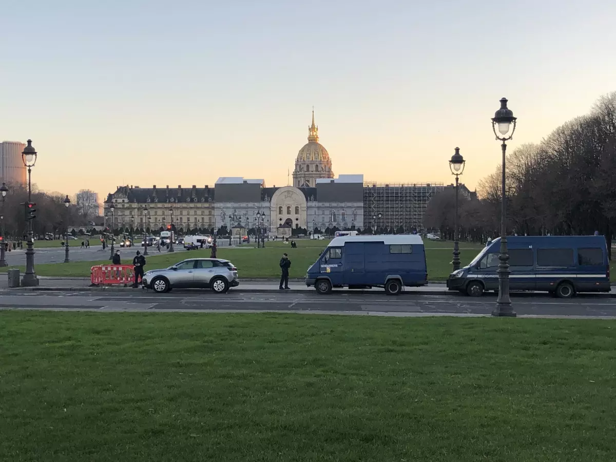 Fransa\'da spor müsabakalarında başörtüsü yasağı protestosunu engelleyen Paris Emniyet Müdürüne ceza