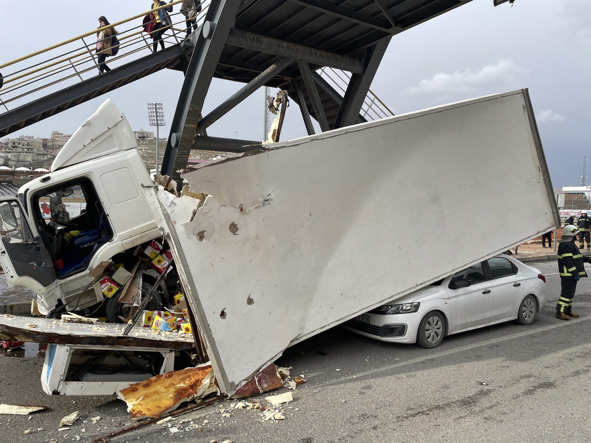 Gaziantep\'te üst geçide takılan kamyon dorsesi otomobilin üstüne devrildi
