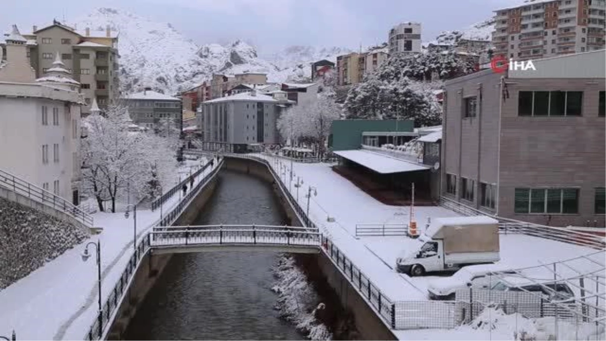 Gümüşhane\'de kar yağışı...Kar kalınlığı 13 santimetreye ulaştı, 128 köy yolu ulaşıma kapandı