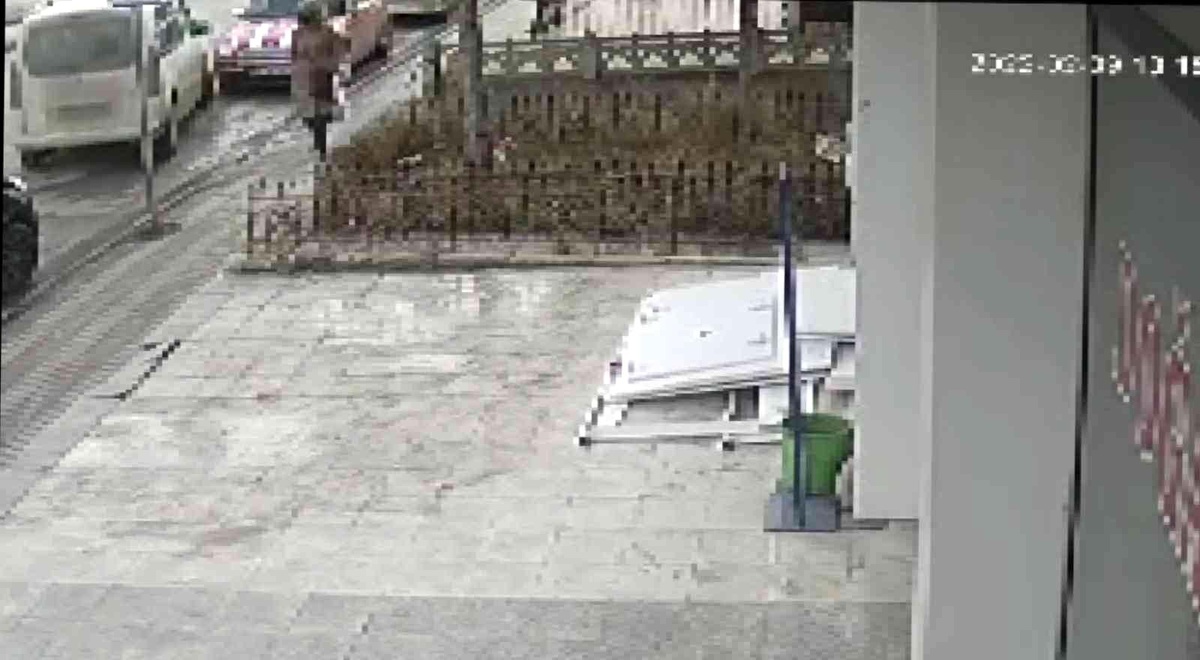 Gün ortası dükkanın önündeki aracı çaldılar