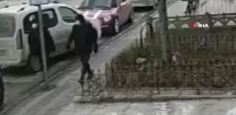 Gün ortasında dükkanın önündeki aracı böyle çaldılar